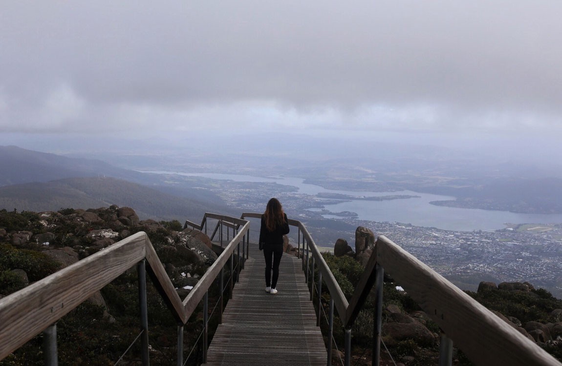 Fotografía de Tasmaia con una chica de espaldas en unas escaleras